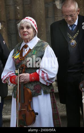 Un musicien au violon, vêtu d'une robe nationale lituanienne et décoré d'un coeur de couleur ukrainienne, arrive à la cérémonie de prière avec les dignitaires locaux. À une époque où l'Ukraine est attaquée par la Russie de Vladimir Poutine, les Lituaniens célèbrent leur restauration le jour de l'indépendance à la cathédrale de Peterborough. Ils soutiennent l'Ukraine et tiennent les drapeaux et rubans ukrainiens. La Lituanie a retrouvé sa liberté de l'Union soviétique le 11th 1990 mars. Une courte prière et un silence d'une minute ont été organisés pour les défenseurs de la liberté déchus. (Photo de Martin Pope/SOPA Images/Sipa USA) Banque D'Images