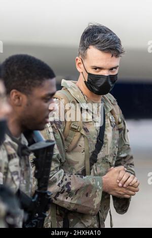 LES soldats AMÉRICAINS de l’Armée de terre de la Brigade blindée de 1st, Division d’infanterie 3rd, arrivent à l’aéroport international de Nuremberg le 28 février 2022 dans le cadre de la contribution des États-Unis à la Force de réaction de l’OTAN (NRF). Les soldats basés à fort Stewart, en Géorgie, seront basés dans la zone d'entraînement de Grafenwöhr, dans l'État allemand de Bavière. Les États-Unis envoient des milliers de troupes en Europe pour participer à la NRF, qui a été activée pour la première fois dans l'histoire dans un contexte de défense collective. (Photo OTAN) Banque D'Images