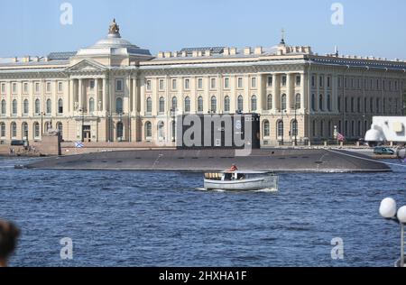 Sous-marin d'attaque de la marine russe RFS Dmitrov (B-806), projet 877-EKM, classe kilo améliorée et Musée de la recherche scientifique de l'Académie russe des Arts Banque D'Images