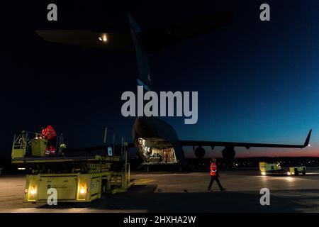 Un avion de transport C-17 Globemaster III de la US Air Force se prépare à décharger du fret à l'aéroport de Nuremberg en Allemagne le 28 février 2022. Les États-Unis envoient des milliers de troupes en Europe pour participer à la Force de réaction de l'OTAN, qui a été activée pour la première fois dans l'histoire dans un contexte de défense collective. (Photo OTAN) Banque D'Images