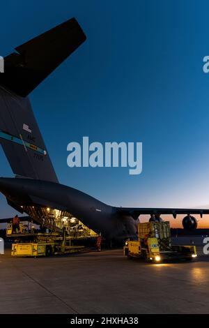Un avion de transport C-17 Globemaster III de la US Air Force se prépare à décharger du fret à l'aéroport de Nuremberg en Allemagne le 28 février 2022. Les États-Unis envoient des milliers de troupes en Europe pour participer à la Force de réaction de l'OTAN, qui a été activée pour la première fois dans l'histoire dans un contexte de défense collective. (Photo OTAN) Banque D'Images