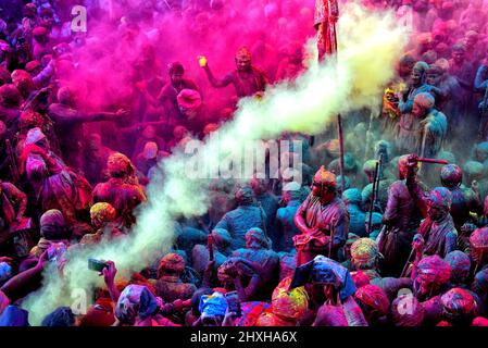 Mathura, Inde. 12th mars 2022. Les dévotés hindous jouent avec des poudres colorées (Gulal) au Temple Radharani de Nandgaon pendant le festival. Holi Festival of India est l'une des plus grandes célébrations colorées en Inde que beaucoup de touristes et de dévotés se réunissent pour observer cet événement coloré. Marquant le début du printemps, le festival célèbre l'amour divin de Radha et de Krishna et représente la victoire du bien sur le mal. (Photo par Avishek Das/SOPA Images/Sipa USA) crédit: SIPA USA/Alay Live News Banque D'Images