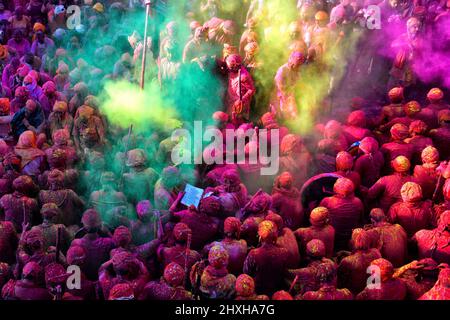 Mathura, Inde. 12th mars 2022. Les dévotés hindous jouent avec des poudres colorées (Gulal) au Temple Radharani de Nandgaon pendant le festival. Holi Festival of India est l'une des plus grandes célébrations colorées en Inde que beaucoup de touristes et de dévotés se réunissent pour observer cet événement coloré. Marquant le début du printemps, le festival célèbre l'amour divin de Radha et de Krishna et représente la victoire du bien sur le mal. (Photo par Avishek Das/SOPA Images/Sipa USA) crédit: SIPA USA/Alay Live News Banque D'Images