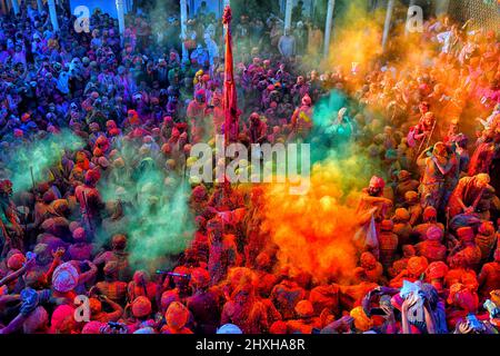 Mathura, Inde. 12th mars 2022. Les dévotés hindous jouent avec des poudres colorées (Gulal) au Temple Radharani de Nandgaon pendant le festival. Holi Festival of India est l'une des plus grandes célébrations colorées en Inde que beaucoup de touristes et de dévotés se réunissent pour observer cet événement coloré. Marquant le début du printemps, le festival célèbre l'amour divin de Radha et de Krishna et représente la victoire du bien sur le mal. Crédit : SOPA Images Limited/Alamy Live News Banque D'Images