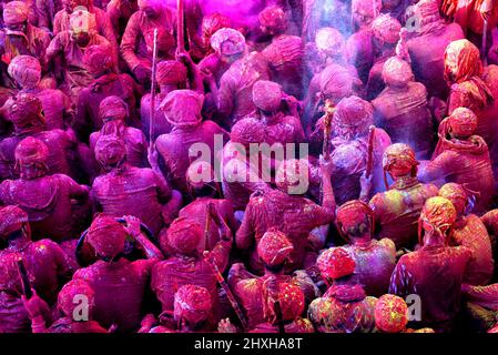 Mathura, Inde. 12th mars 2022. Les dévotés hindous s'assoient ensemble au temple Radharani de Nandgaon pendant le festival. Holi Festival of India est l'une des plus grandes célébrations colorées en Inde que beaucoup de touristes et de dévotés se réunissent pour observer cet événement coloré. Marquant le début du printemps, le festival célèbre l'amour divin de Radha et de Krishna et représente la victoire du bien sur le mal. Crédit : SOPA Images Limited/Alamy Live News Banque D'Images