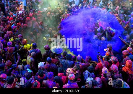 Mathura, Inde. 12th mars 2022. Les dévotés hindous jouent avec des poudres colorées (Gulal) au Temple Radharani de Nandgaon pendant le festival. Holi Festival of India est l'une des plus grandes célébrations colorées en Inde que beaucoup de touristes et de dévotés se réunissent pour observer cet événement coloré. Marquant le début du printemps, le festival célèbre l'amour divin de Radha et de Krishna et représente la victoire du bien sur le mal. Crédit : SOPA Images Limited/Alamy Live News Banque D'Images