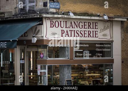 Photo d'une pâtisserie de boulangerie prise dans le centre-ville de Bergerac, France. C'est une entreprise française typique, faisant de la boulangerie et de la pâtisserie. Banque D'Images