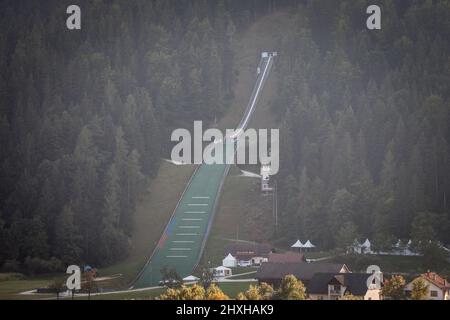 Photo d'une colline de saut à ski vue d'en haut à Ljubno ob savinji, en Slovénie. Une colline de saut à ski est une salle de sports utilisée pour le saut à ski. Elles varient Banque D'Images