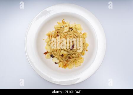 Pâtes Aglio e Olio dans un bol soigné Banque D'Images