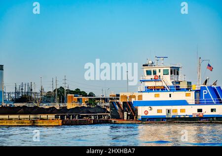 Le remorqueur Alice Parker pousse une barge de charbon sur la rivière Mobile près du port de Mobile, le 10 mars 2022, à Mobile, Alabama. Banque D'Images
