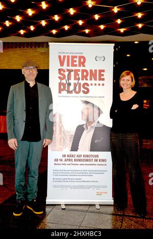 Carsten Waldbauer (Kamera/Schnitt) und Regeisseurin Antje Schneider BEI der Präsentation des Dokumentarfilm VIER STERNE PLUS - Exklusiver Termin mit GE Banque D'Images