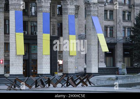 Kiev, Ukraine. 8th mars 2022. Vue générale de la capitale de Kiev pendant la guerre. Les forces militaires russes ont lancé une invasion à grande échelle de l'Ukraine depuis février 24th. Les forces russes avancent sur la capitale ukrainienne et sont censées être à 25 kilomètres. Les observateurs estiment que la prise de la capitale est un objectif clé de l'invasion russe. (Image de crédit : © Mohammad Javad Abjoushak/SOPA Images via ZUMA Press Wire) Banque D'Images