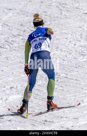 Pékin, Hebei, Chine. 12th mars 2022. Ukrainian Paralympian Bohdana Konashuk, Women's Middle distance Standing Cross-Country, Beijing 2022 Paralympiques, 12 mars 2022. (Image de crédit : © Mark Edward Harris/ZUMA Press Wire) Banque D'Images