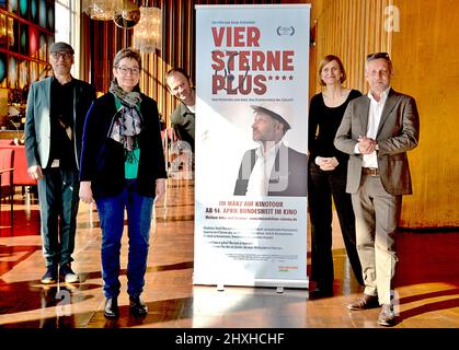 David-Ruben Thies,Antje Schneider,Stefan Kloos,Carsten Waldbauer und Ulrike Gote BEI der Prästation des Dokumentarfilm VIER STERNE PLUS - Exklusiver Banque D'Images