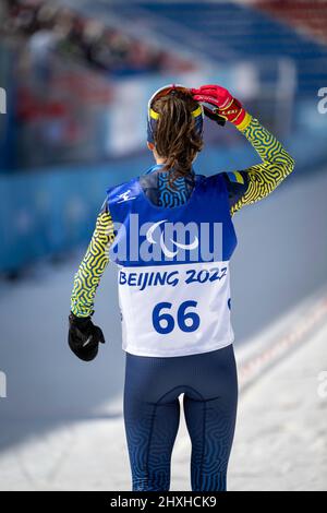 Pékin, Hebei, Chine. 12th mars 2022. Iryna Bui, paralympique ukrainien, après avoir franchi la ligne d'arrivée pour une médaille de bronze de fond aux Jeux paralympiques de Beijing en 2022, le 12 mars 2022. (Image de crédit : © Mark Edward Harris/ZUMA Press Wire) Banque D'Images