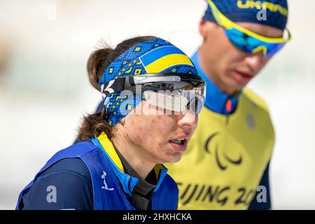 Pékin, Hebei, Chine. 12th mars 2022. Ukrainian Paralympian skiier de fond Oksana Shyshikova avec son guide Andriy Marchenko, Beijing 2022 Paralympiques après la compétition féminine Middle distance Free VI, 12 mars 2022. (Image de crédit : © Mark Edward Harris/ZUMA Press Wire) Banque D'Images