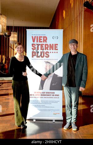 Regeisseurin Antje Schneider und Carsten Waldbauer (Kamera/Schnitt) BEI der Präsentation des Dokumentarfilm VIER STERNE PLUS - Exklusiver Termin mit GE Banque D'Images