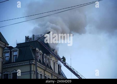 Kiev, Ukraine. 12th mars 2022. Les pompiers éteignent un incendie dans un bâtiment après les bombardements russes à Kiev, en Ukraine, le samedi 12 mars 2022. Photo par le Service d'urgence de l'Etat d'Ukraine/UPI crédit: UPI/Alay Live News Banque D'Images