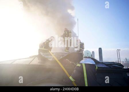 Kiev, Ukraine. 12th mars 2022. Les pompiers éteignent un incendie dans un bâtiment après les bombardements russes à Kiev, en Ukraine, le samedi 12 mars 2022. Photo par le Service d'urgence de l'Etat d'Ukraine/UPI crédit: UPI/Alay Live News Banque D'Images