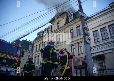 Kiev, Ukraine. 12th mars 2022. Les pompiers éteignent un incendie dans un bâtiment après les bombardements russes à Kiev, en Ukraine, le samedi 12 mars 2022. Photo par le Service d'urgence de l'Etat d'Ukraine/UPI crédit: UPI/Alay Live News Banque D'Images