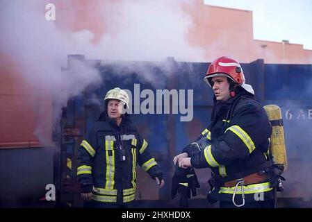 Kiev, Ukraine. 12th mars 2022. Les pompiers éteignent un incendie dans un bâtiment après les bombardements russes à Kiev, en Ukraine, le samedi 12 mars 2022. Photo par le Service d'urgence de l'Etat d'Ukraine/UPI crédit: UPI/Alay Live News Banque D'Images