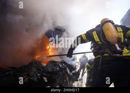 Kiev, Ukraine. 12th mars 2022. Les pompiers éteignent un incendie dans un bâtiment après les bombardements russes à Kiev, en Ukraine, le samedi 12 mars 2022. Photo par le Service d'urgence de l'Etat d'Ukraine/UPI crédit: UPI/Alay Live News Banque D'Images