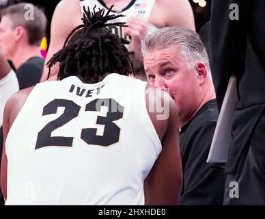 West Lafayette, Indiana, États-Unis. 5th mars 2022. Matt Painter, entraîneur-chef de Purdue Boilermakers, parle au garde de Purdue Boilermakers Jaden Ivey (23) dans la moitié 2nd du match entre les Indiana Hoosiers et les Purdue Boilermakers à Mackey Arena à West Lafayette, Indiana. Crédit obligatoire : Sandra Dukes/CSM/Alay Live News Banque D'Images