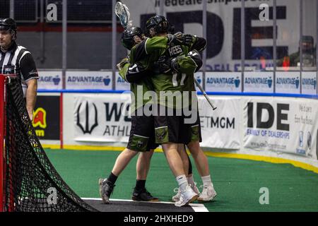 12 mars 2022 : les joueurs de Rochester Knighthawks fêtent après avoir obtenu leur score au troisième trimestre contre la New York Riptide. Les Rochester Knighthawks ont accueilli la New York Riptide dans un match de la Ligue nationale de crosse à la Blue Cross Arena de Rochester, New York. (Jonathan Tenca/CSM) Banque D'Images