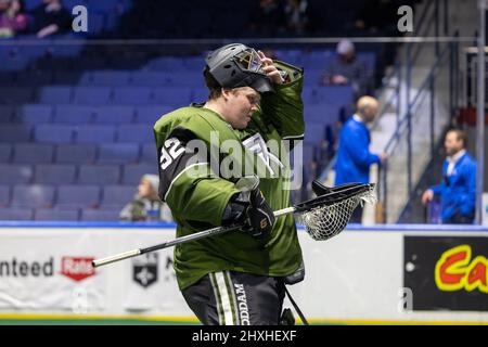12 mars 2022 : le gardien de but Rochester Knighthawks Joel Watson (92) prépare le quatrième trimestre contre le Riptide de New York. Les Rochester Knighthawks ont accueilli la New York Riptide dans un match de la Ligue nationale de crosse à la Blue Cross Arena de Rochester, New York. (Jonathan Tenca/CSM) Banque D'Images