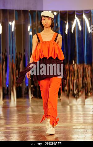 Lisbonne, Portugal. 12th mars 2022. Un modèle marche sur la piste pendant le défilé de mode de Buzina à ModaLisboa métaphysique, la semaine de la mode de Lisbonne à Lisbonne. Crédit : SOPA Images Limited/Alamy Live News Banque D'Images