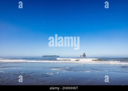 Pinnacles de rochers et île Alexander dans la réserve marine nationale olympique et la bande côtière du parc national olympique, Washington, États-Unis. Banque D'Images