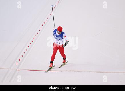 Zhangjiakou, province chinoise du Hebei. 13th mars 2022. Le CAI Jiayun de Chine participe à la compétition de ski de fond mixte 4x2,5 km Relais des Jeux paralympiques d'hiver de Beijing 2022 au Centre national de biathlon de Zhangjiakou, dans la province de Hebei, dans le nord de la Chine, le 13 mars 2022. Crédit : MU Yu/Xinhua/Alay Live News Banque D'Images