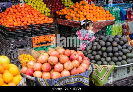 Gaza, Palestine. 12th mars 2022. Une fille palestinienne debout dans une épicerie dans le nord de la bande de Gaza. Crédit : SOPA Images Limited/Alamy Live News Banque D'Images