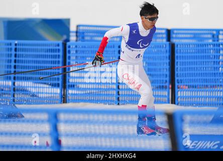 Zhangjiakou, province chinoise du Hebei. 13th mars 2022. Yu Shuang de Chine participe à l'Open de ski de fond de Para 4x2,5 km Relais des Jeux paralympiques d'hiver de Beijing 2022 au Centre national de biathlon de Zhangjiakou, dans la province de Hebei, dans le nord de la Chine, le 13 mars 2022. Credit: Hu Huhu/Xinhua/Alay Live News Banque D'Images