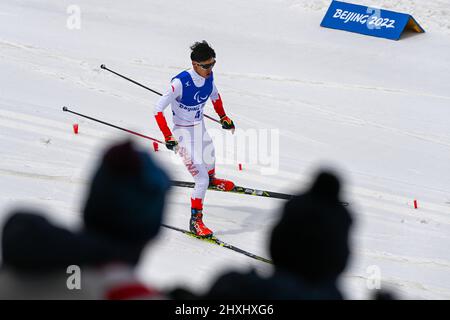 Zhangjiakou, province chinoise du Hebei. 13th mars 2022. Yu Shuang de Chine participe à l'Open de ski de fond de Para 4x2,5 km Relais des Jeux paralympiques d'hiver de Beijing 2022 au Centre national de biathlon de Zhangjiakou, dans la province de Hebei, dans le nord de la Chine, le 13 mars 2022. Credit: Li Bo/Xinhua/Alay Live News Banque D'Images