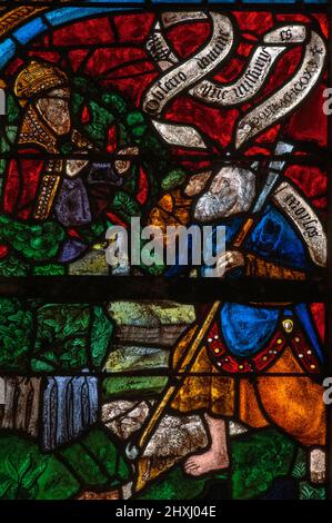 Le prophète Moïse pieds nus et le buisson ardent. Détail de l'arbre Renaissance de Jesse vitrail dans l'église Saint-Rémi de Ceffonds, église du village à Ceffonds dans la région Champagne. Ce vitrail a été fabriqué au début du XVIe siècle par des maîtres verriers de Troyes, à proximité, et est typique de l’école de verrerie Champenoise, réputée pour ses couleurs intenses. La fenêtre a été installée en 1512. Banque D'Images