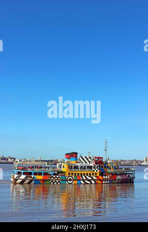 Mersey Ferry 'Snowdrop' anciennement MV Woodchurch, peint dans les couleurs de Razzle Dazzle Banque D'Images
