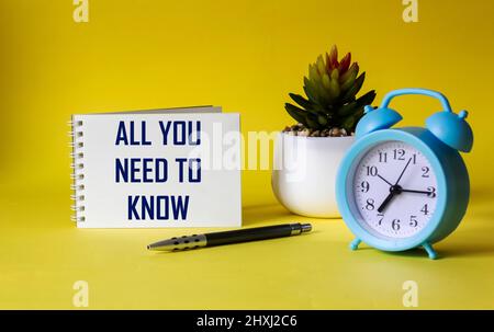 Tout ce que vous devez savoir. Citation de motivation sur bloc-notes et fond jaune Banque D'Images
