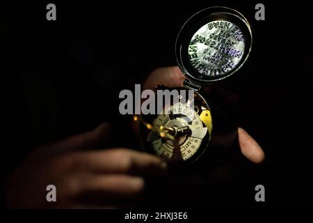 Une horloge mécanique comme celle utilisée dans la plus ancienne lampe à gaz d'Angleterre, , dans le Yard de Dean, Westminster Abbey, Londres, utilisé depuis plus de 200 ans et qui était auparavant une lampe à huile. Plus de 300 lampes à gaz restent à Westminster et environ 1 500 lampes à gaz, vieilles de 200 ans, continuent à éclairer la capitale. Date de la photo: Mardi 8 mars 2022. Banque D'Images