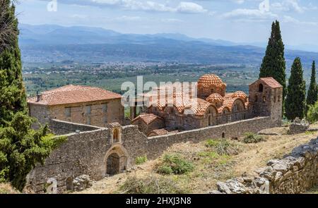 L'église byzantine Métropolitaine de Hagios Demetrios et le musée archéologique de Mystras, Péloponnèse, Grèce. Banque D'Images