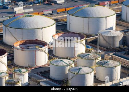 Réservoirs de stockage du pétrole brut vus dans le port commercial de Barcelone Banque D'Images