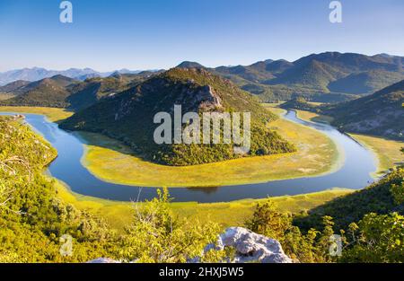 La rivière sinueuse qui coule à travers les montagnes. Rijeka Crnojevica. Situé à proximité du lac de Skadar, le Monténégro, l'Europe. Beauty World. Banque D'Images