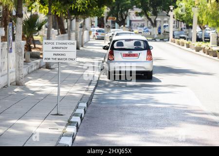 Paphos, Chypre - 28 octobre 2014: Voitures garées dans la rue avec des panneaux spéciaux en grec et en anglais - parking pour le maire seulement des voitures en arrière-plan près de l'hôtel de ville Banque D'Images