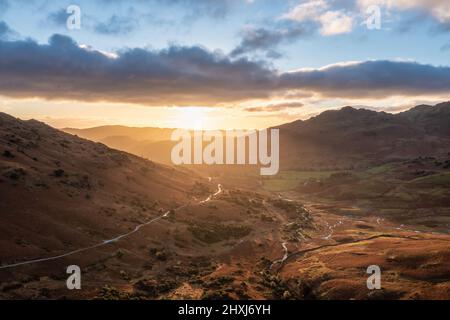 Image de paysage épique de drone aérienne du lever du soleil depuis Blea Tarn dans Lake District lors d'une superbe exposition d'automne Banque D'Images