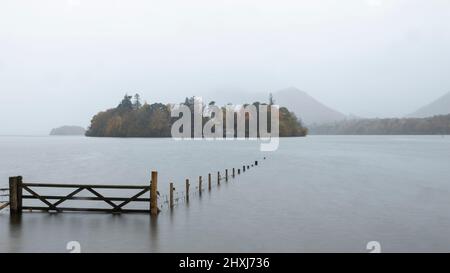 Belle image de paysage de longue exposition de Derwentwater regardant vers le pic de Catcloches en automne en début de matinée Banque D'Images