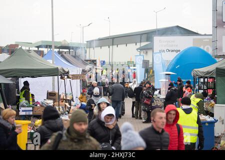 Medyka, Pologne. 13th mars 2022. Les réfugiés arrivent au poste-frontière entre l'Ukraine et la Pologne. Credit: Sebastian Gollnow/dpa/Alay Live News Banque D'Images