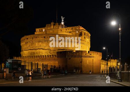 Château du Saint Ange (Castel Sant Angelo) la nuit, ancien mausolée d'Hadrien dans la ville de Rome, Italie. Banque D'Images