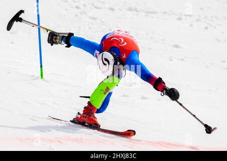 Pékin, Chine. 13th mars 2022. Paralympiques, ski alpin, hommes, Slalom, debout, 2nd course au Centre National de ski alpin: Hilmar Orvarsson d'Islande finit. Credit: Christoph Soeder/dpa/Alay Live News Banque D'Images