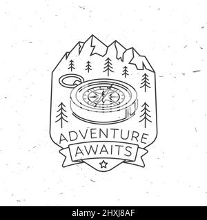 L'aventure vous attend. Devis Camping. Concept d'illustration vectorielle pour une chemise ou un logo, un imprimé, un timbre ou un tee-shirt. Design vintage avec 3D compas et Illustration de Vecteur