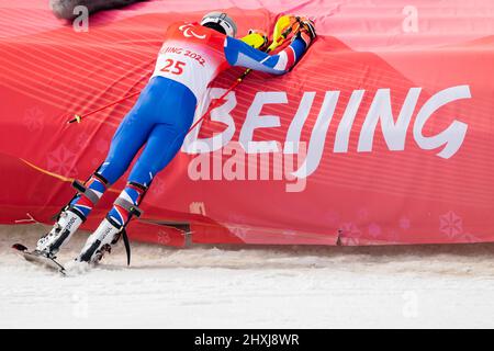 Pékin, Chine. 13th mars 2022. Paralympiques, ski alpin Para, hommes, slalom, debout, 2nd course au Centre National de ski alpin : Arthur Bauchet de France finit. Credit: Christoph Soeder/dpa/Alay Live News Banque D'Images